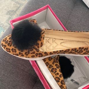 Pointed leopard fur pompom flat